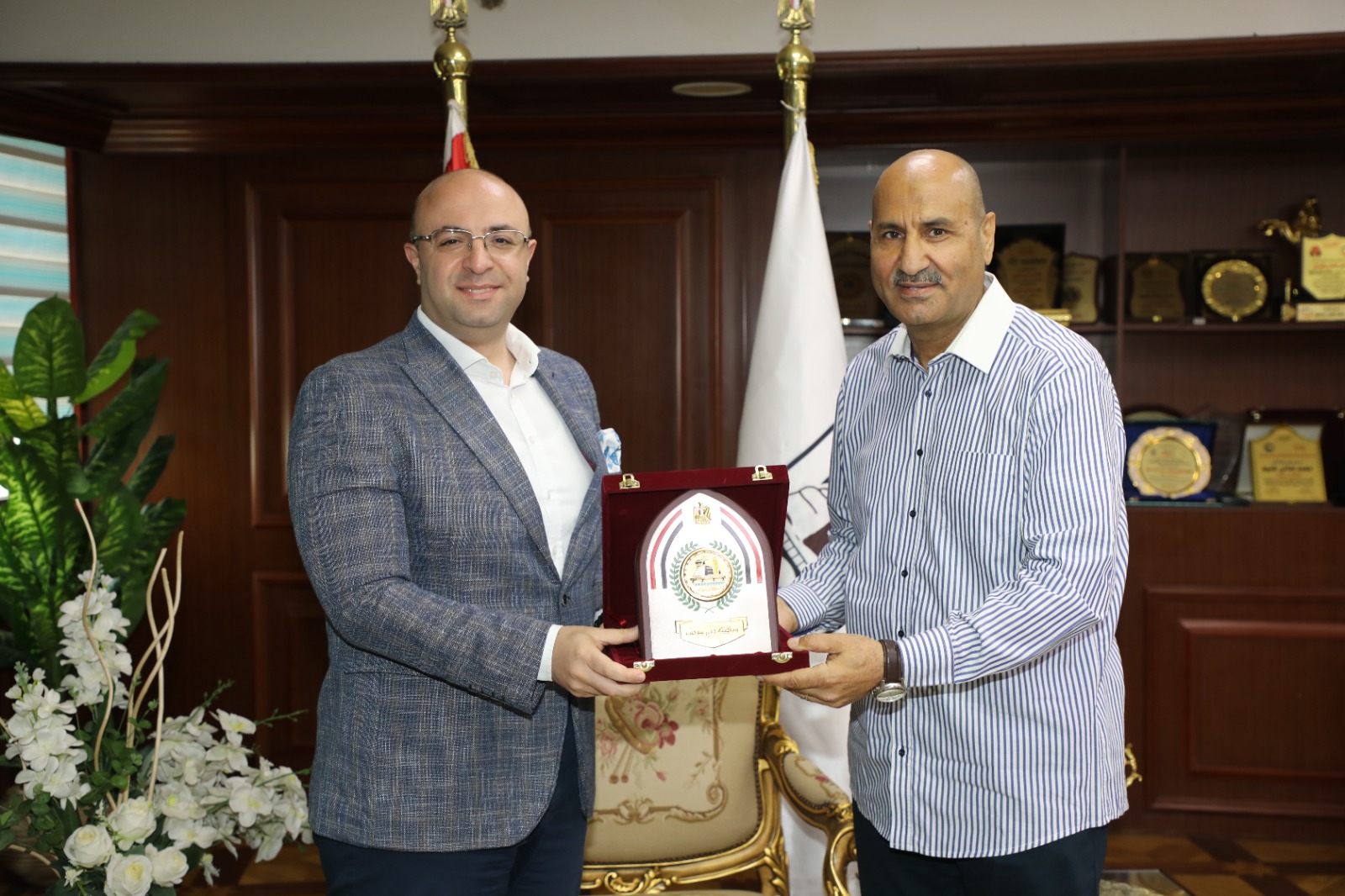 تكريم السكرتير العام المساعد بعد انتهاء عمله بالمحافظة